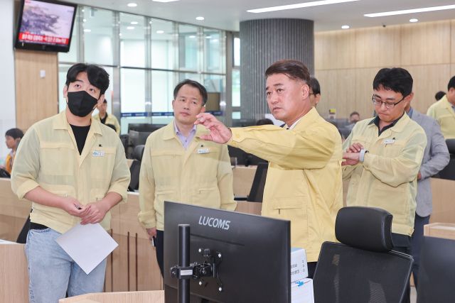 경기도의회 국민의힘 김정호 대표의원이 30일 대표의원으로서의 임기를 마쳤다. 156명의 도의원 중 하나로 돌아간 김정호 대표는 이후 지역구인 광명시의 발전과 시민을 위해 전력을 다하겠다고 다짐했다. 경기도의회 제공.