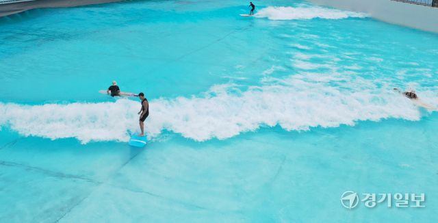 경기지역에 폭염경보가 발령된 30일 오후 시흥시 웨이브파크를 찾은 서퍼들이 시원하게 물살을 가르며 파도를 타고 있다. 기상청은 장마전선이 소강상태를 보이면서 이번 주에 가끔 소나기 외에는 무더위가 지속될 것이라고 예보했다. 조주현기자