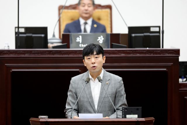 신성영 인천시의원(국민의힘·중구2)이 30일 열린 제302회 인천시의회 제1차 본회의에서 5분 자유발언을 통해 제3연륙교 통행료와 명칭과 관련해 시민 부담을 최소화해야 한다고 강조하고 있다. 인천시의회 제공