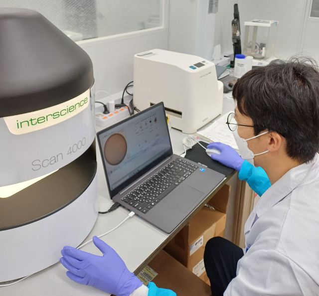 한강유역환경청청 측정분석과 연구사가 미생물 실험을 진행하고 있다. 한강유역환경청 제공