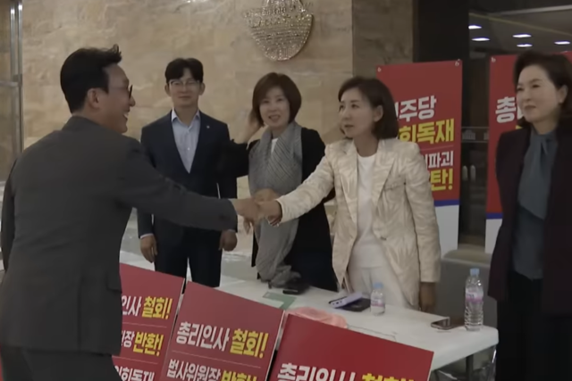 30일 국회 로텐더 홀에서 김민석 국무총리 후보자와 국민의힘 나경원 의원이 악수하고 있다. JTBC News 유튜브 갈무리