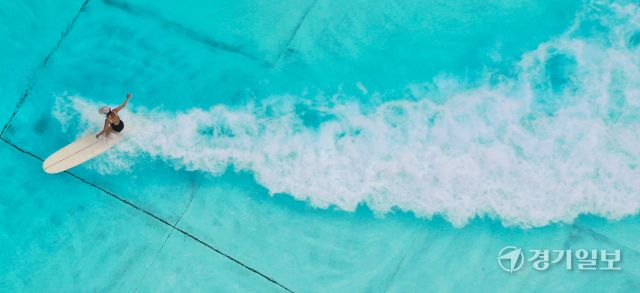 경기지역에 폭염경보가 발령된 30일 오후 시흥시 웨이브파크를 찾은 서퍼들이 시원하게 물살을 가르며 파도를 타고 있다. 기상청은 장마전선이 소강상태를 보이면서 이번 주에 가끔 소나기 외에는 무더위가 지속될 것이라고 예보했다. 조주현기자