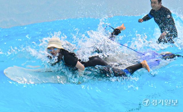 경기지역에 폭염경보가 발령된 30일 오후 시흥시 웨이브파크를 찾은 서퍼들이 시원하게 물살을 가르며 파도를 타고 있다. 기상청은 장마전선이 소강상태를 보이면서 이번 주에 가끔 소나기 외에는 무더위가 지속될 것이라고 예보했다. 조주현기자