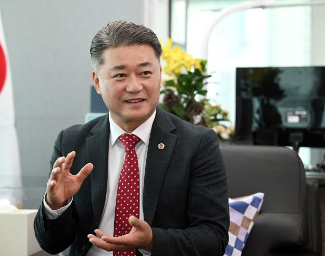 경기도의회 국민의힘 김정호 대표의원이 30일 대표의원으로서의 임기를 마쳤다. 156명의 도의원 중 하나로 돌아간 김정호 대표는 이후 지역구인 광명시의 발전과 시민을 위해 전력을 다하겠다고 다짐했다. 경기도의회 제공.