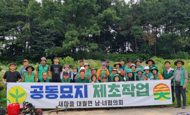 이천시 대월면새마을남녀협의회가 관내 공원묘지에서 제초 작업과 환경정화 활동을 펼쳤다. 이천시 제공.