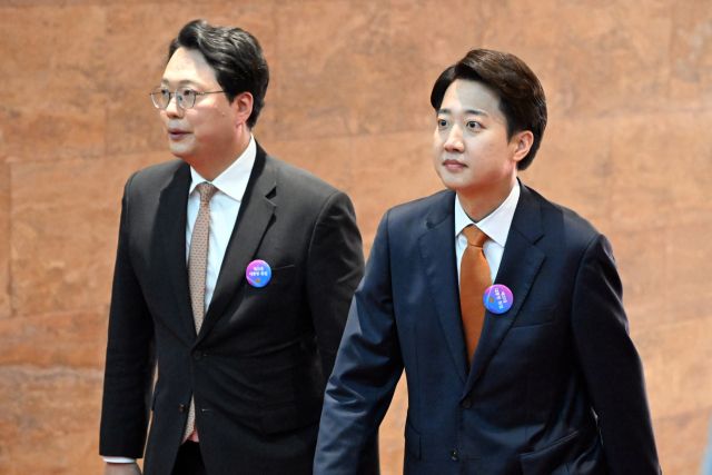 개혁신당 이준석 의원(오른쪽)이 4일 서울 여의도 국회에서 열린 제21대 대통령 취임선서식에 참석하고 있다. 연합뉴스