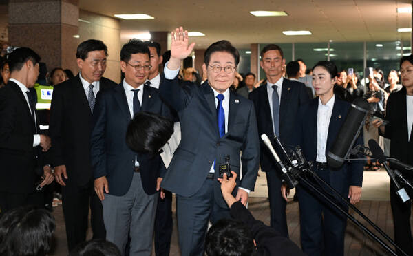 제21대 대통령선거가 치러지던 지난 3일 이재명 (당시) 당선인이 인천 계양구 자택에서 나와 주민 및 지지자들에게 감사 인사를 전하고 있다. 경기일보DB