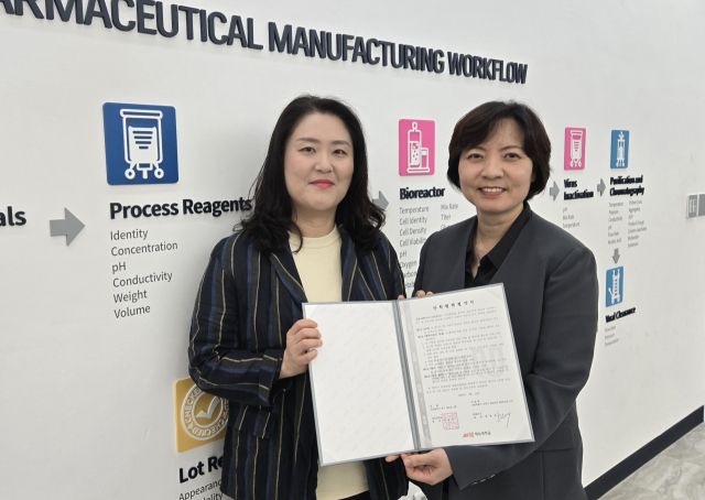 (왼쪽부터) 박형숙, 이경화 재능대 바이오생명과 교수가 색조 화장품 전문 기업 클리오와 업무협약을 하고 기념 사진을 찍고 있다. 재능대학교 제공