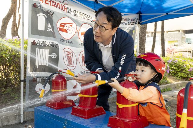 정명근 화성특례시장이 어린이날 영유아가족 어울림축제에서 어린이와 함께 소화기 사용 체험을 하고 있다. 화성특례시 제공
