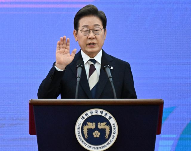 이재명 대통령이 4일 서울 여의도 국회에서 열린 제21대 대통령 취임선서식에서 취임 선서를 하고 있다. 연합뉴스