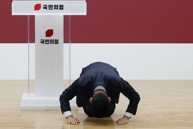국민의힘 김문수 전 대선 후보가 4일 서울 여의도 중앙당사에서 열린 제21대 대통령선거 국민의힘 중앙선거대책위원회 해단식에서 발언 도중 절을 하고 있다. 연합뉴스