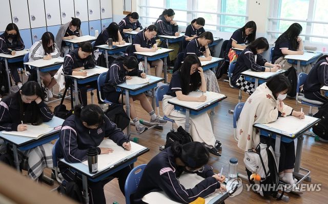 2026학년도 대학수학능력시험 6월 모의평가 시행일인 4일 학생들이 문제를 풀고 있다. 연합뉴스