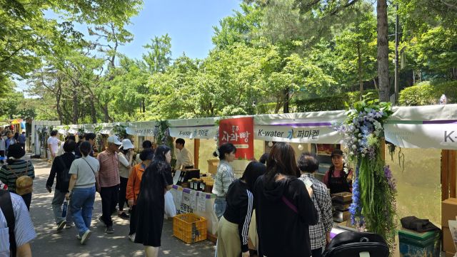 서울 보라매공원에 마련된 댐 주변 지역 농특산물 직거래 장터. 한국수자원공사 한강유역본부 제공