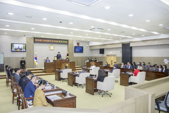 인천 중구의회가 정례회를 개회하고 주요 안건 등을 처리하고 있다. 인천 중구의회 제공