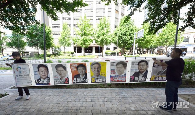 4일 인천 남동구 한 도로변에서에서 인천시선관위 관계자들이 21대 대통령 선거 벽보를 철거하고 있다. 조병석기자