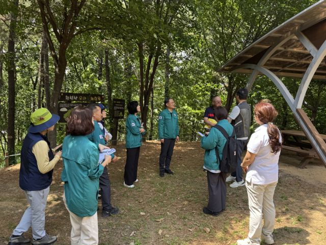 김종훈 포천시 부시장이 관계자들과 청성산 유아숲체험원에서 합동 점검하고 있다. 포천시 제공