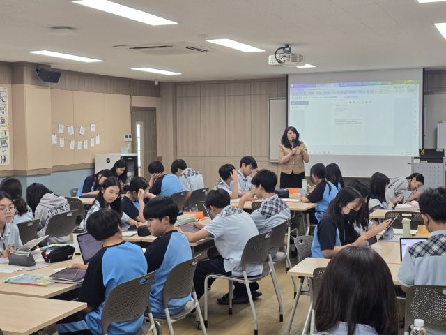 수원교육지원청이 5일 하이러닝과 AI 디지털 교과서를 연계한 영어과 수업공개 및 사례 나눔행사를 개최했다. 수원교육지원청 제공