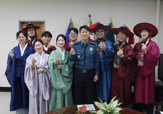 김기범 안성경찰서장과 직원들이 회의실에서 청렴조직문화 정착과 의무위반행위 근절을 위한 퍼포먼스를 펼치고 있다. 안성경찰서 제공