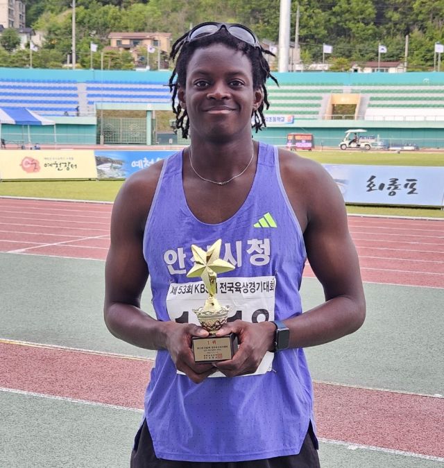 남자 일반부 100m서 시즌 최고기록으로 우승한 비웨사 다니엘 가사마.안산시청 제공