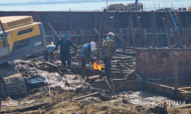 평택 현덕면 기산리 평택호 일원에서 불법 바지선 해체작업이 진행되고 있다. 윤동현기자