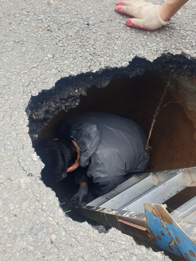 안성시가 최근 공도읍 한 아파트 앞 도로변에 폭 3m에 깊이 4m 규모로 생긴 싱크홀의 안전을 점검하고 있다. 최호섭 안성시의원 제공