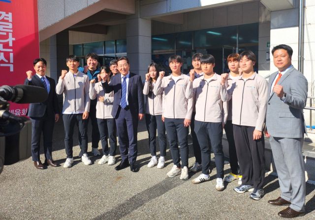 안양대학교 스포츠단은 한국대학스포츠협의회(KUSF) 주관의 2025년 대학운동부 지원사업에 2년 연속으로 선정됐다. 장광수 안양대 총장(가운데), 박성배 스포츠단장(오른쪽), 조규일 부단장(왼쪽) 등이 기념촬영을 하고 있다. 안양대학교 제공