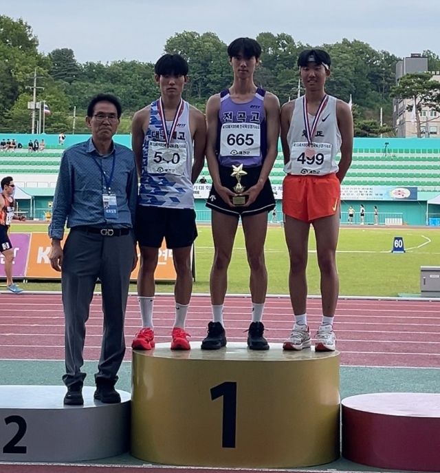 제53회 KBS배 전국육상경기대회 남자 고등부 800m에서 우승한 김홍유(오른쪽 두번째)가 시상식 후 기념촬영을 하고 있다.전곡고 제공