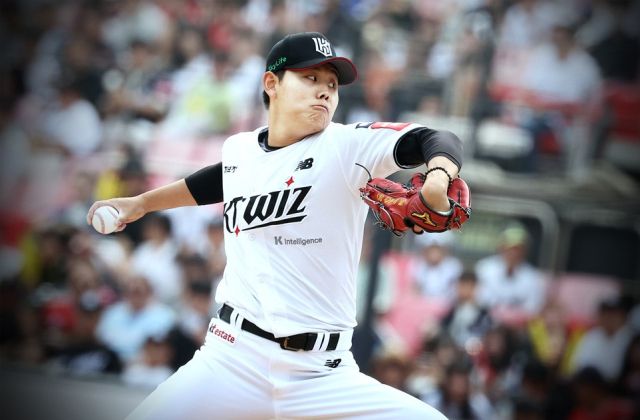 6일 SSG 랜더스와의 주말 홈 3연전 첫 경기서 6이닝 3실점 퀄리티스타트 호투로 시즌 5승을 거둔 KT 선발투수 소형준.KT 위즈 제공