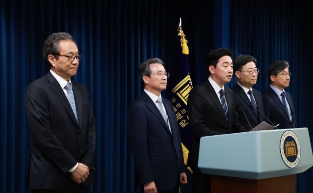 강훈식 대통령 비서실장이 6일 서울 용산 대통령실 청사에서 대통령실 수석비서관 인선을 발표하고 있다. 연합뉴스