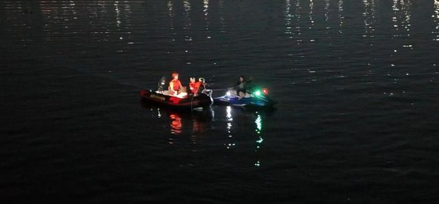 지난 6일 오후 7시55분께 김포시 고촌읍 김포대교 아래 한강 신곡수중보 인근에서 제트스키가 떠내려가는 모습. 연합뉴스