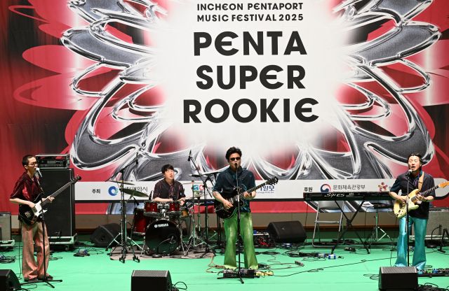 4인조 사이키델릭 락 그룹 멋진인생이 경연곡 ‘담배피지말아요’를 선보이고 있다. 조병석기자