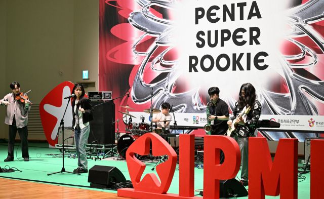 핫클럽디록커빌리가 새하얗고 예쁜 보름달에 영감을 받아 탄생한 곡 ‘달이 떠오른다’를 선보이고 있다. 조병석기자