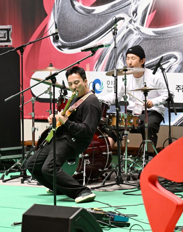 더 바스터즈의 보컬 성기명이 기타와 함께 열정적인 무대를 펼치고 있다. 조병석기자