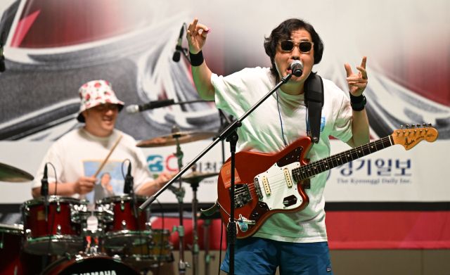 대구 출신의 4인조 포스트 펑크 밴드 신도시가 열정적인 퍼포먼스를 선보이고 있다. 조병석기자