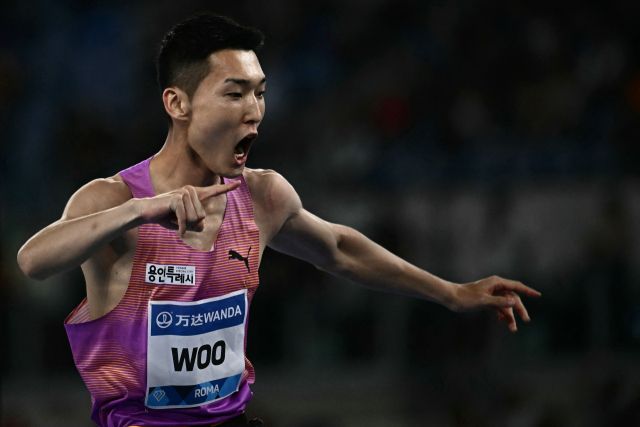7일(한국시간) 오전 이탈리아 로마에서 열린 2025 세계육상연맹 로마 다이아몬드리그 남자 높이뛰기에서 우승한 우상혁(용인시청)이 환호하고 있다.AFP=연합뉴스