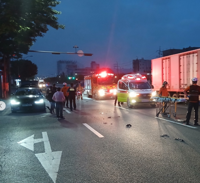 9일 오전 4시27분께 인천 서구 원창동 한 도로에서 경찰과 구급대원들이 사고 현장을 수습하고 있다. 인천소방본부 제공