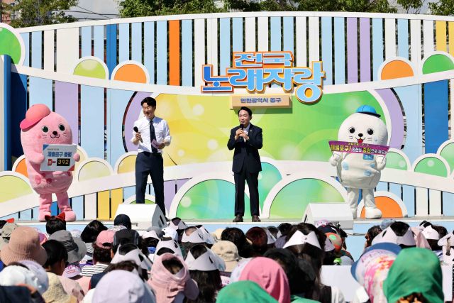 남희석과 김찬진 구청장이 KBS 전국노래자랑 인천 동구 편 공개녹화 무대에서 인사하고 있다. 동구 제공