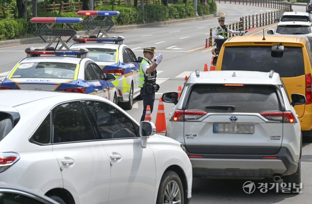 8일 오후 수원중부경찰서 교통과 직원들이 수원특례시 장안구 광교산길에서 차량 안전띠 미착용 집중단속을 벌이고 있다. 경기남부경찰청 등은 오는 30일까지 '자동차 안전띠 착용 의무화 캠페인'을 벌인다. 김시범기자