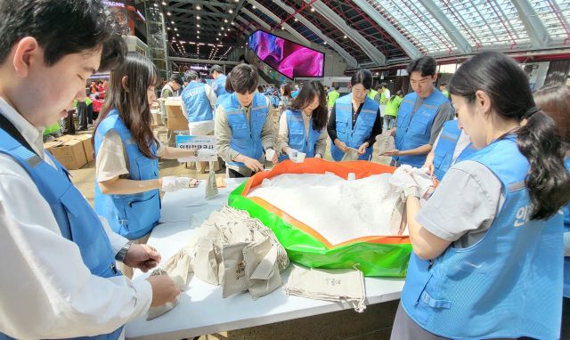 최근 상상플랫폼에서 열린 ‘쿨한 지구, 함께 만드는 여름’ 행사에 참여한 그린파트너 기관 임직원들이 천일염을 사용한 제습제를 직접 만들고 있다. 인천항만공사 제공