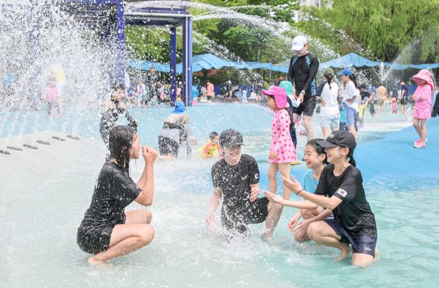 부천 중앙공원 물놀이장 찾아 더위 식히는 아이들 [포토뉴스]