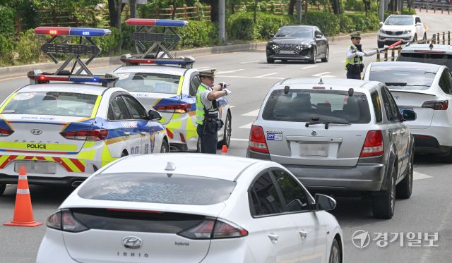 8일 오후 수원중부경찰서 교통과 직원들이 수원특례시 장안구 광교산길에서 차량 안전띠 미착용 집중단속을 벌이고 있다. 경기남부경찰청 등은 오는 30일까지 '자동차 안전띠 착용 의무화 캠페인'을 벌인다. 김시범기자