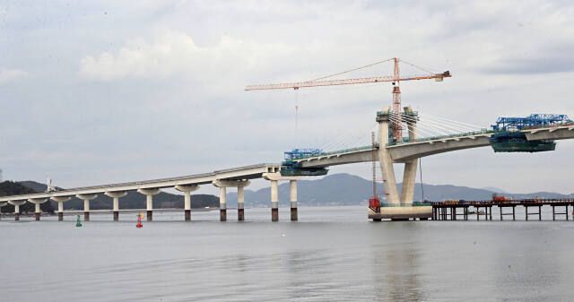인천 영종도와 옹진군 신도를 잇는 평화도로 1단계의 연도교 공사 모습. 경기일보DB