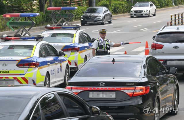 8일 오후 수원중부경찰서 교통과 직원들이 수원특례시 장안구 광교산길에서 차량 안전띠 미착용 집중단속을 벌이고 있다. 경기남부경찰청 등은 오는 30일까지 '자동차 안전띠 착용 의무화 캠페인'을 벌인다. 김시범기자