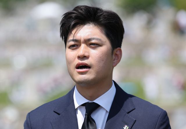 국민의힘 김용태 비상대책위원장이 6일 서울 동작구 국립서울현충원에서 취재진 질문에 답하고 있다. 연합뉴스