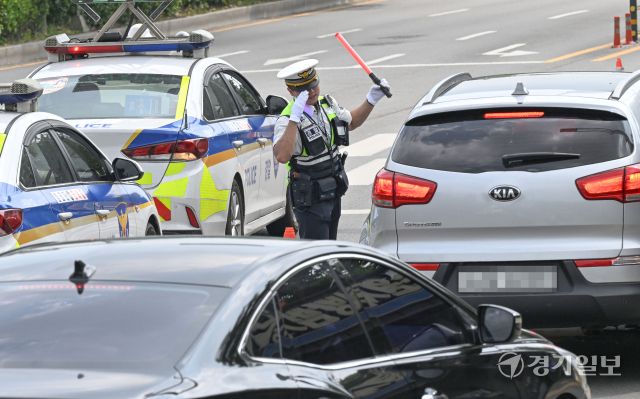 8일 오후 수원중부경찰서 교통과 직원들이 수원특례시 장안구 광교산길에서 차량 안전띠 미착용 집중단속을 벌이고 있다. 경기남부경찰청 등은 오는 30일까지 '자동차 안전띠 착용 의무화 캠페인'을 벌인다. 김시범기자