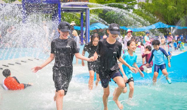 부천 중앙공원 물놀이장 찾아 더위 식히는 아이들 [포토뉴스]