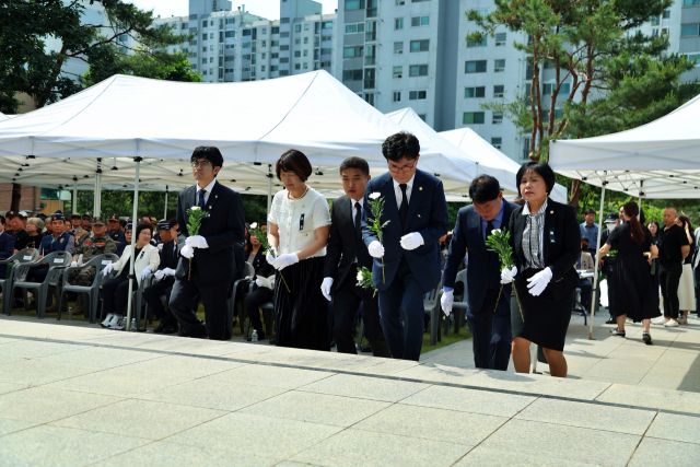 의왕시의회의원들이 현충일인 6일 현충탑에 헌화하고 있다. 의왕시의회 제공