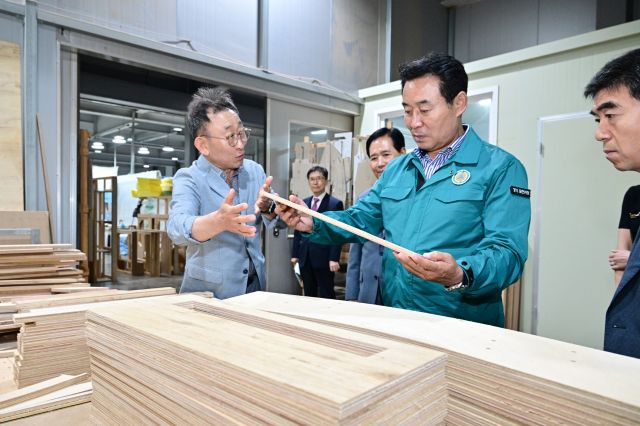 백영현 포천시장이 포천시 내촌면 ㈜자코모를 방문해 박재식 회장으로부터 제품 자재의 우수성을 설명받고 있다. 포천시 제공