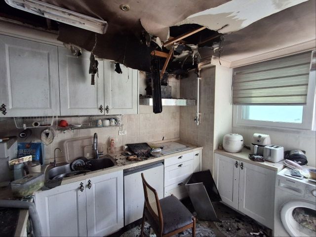 8일 오후 2시48분께 수원시 영통구 망포동의 한 아파트에서 화재가 발생한 모습. 경기도소방재난본부 제공