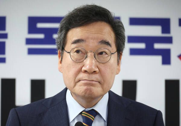 새미래민주당 이낙연 상임고문이 지난달 27일 서울 여의도 중앙당사에서 긴급 기자회견 후 취재진의 질문을 받는 모습. 연합뉴스